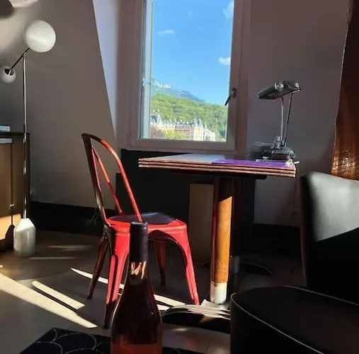 Neuf Et Elegant Avec Vue Degagee Sur Les Montagnes Et Dans Le Centre アパート *